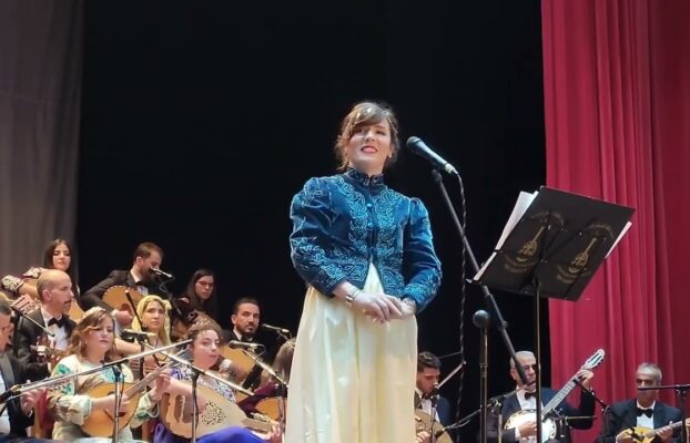 Mounia Chatal Artiste Chanteuse et animatrice d'événements musicaux 17 20e anniversaire Association ibn badja Mostaganem