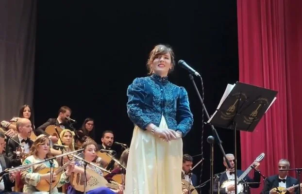 Mounia Chatal Artiste Chanteuse et animatrice d'événements musicaux 16 20e anniversaire Association ibn badja Mostaganem